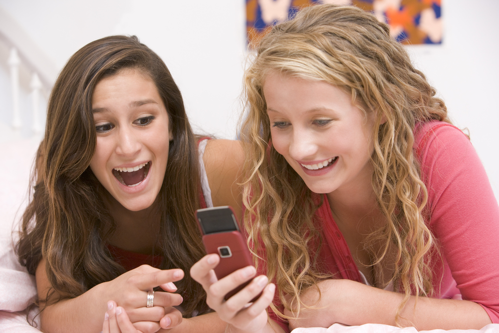 teenage-girls-texting