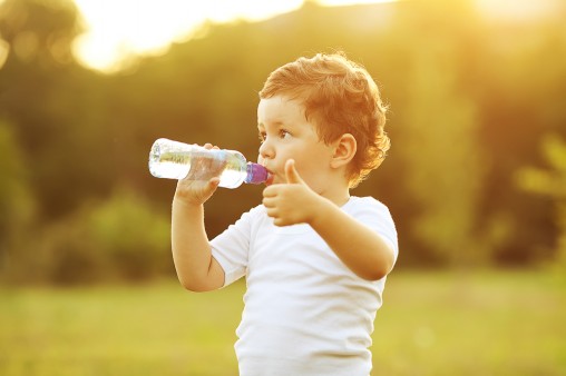kid-drinking-water