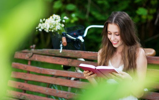 girl-reading-in-park