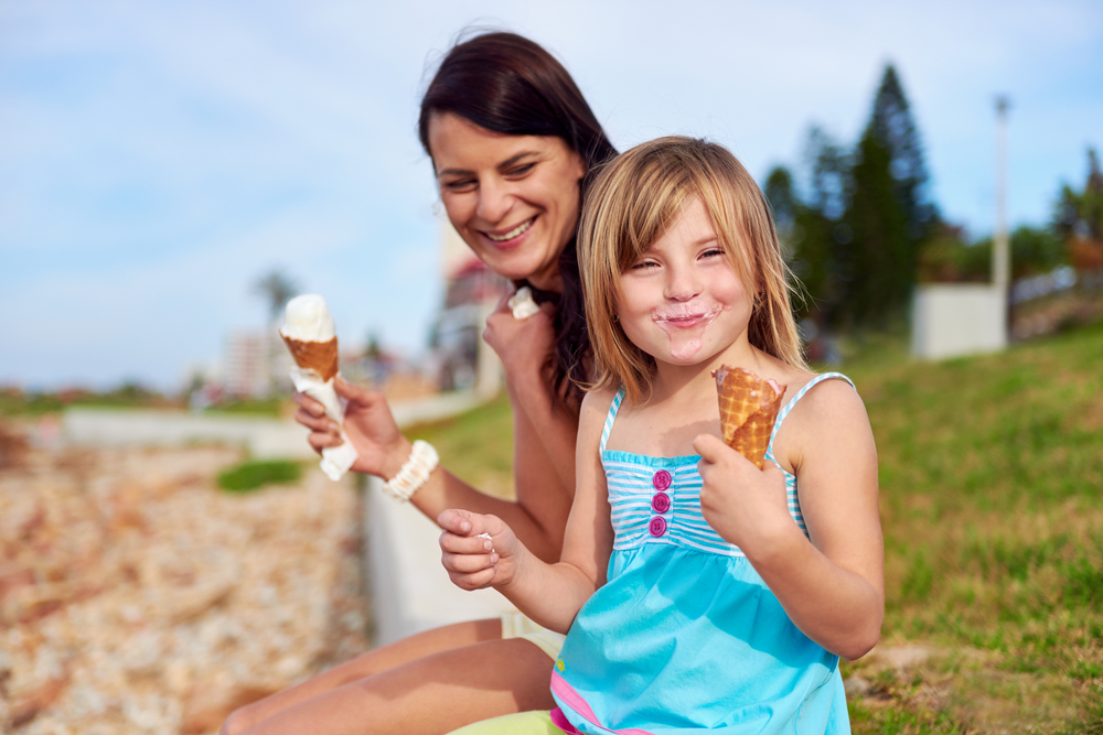 mom-daughter-ice-cream