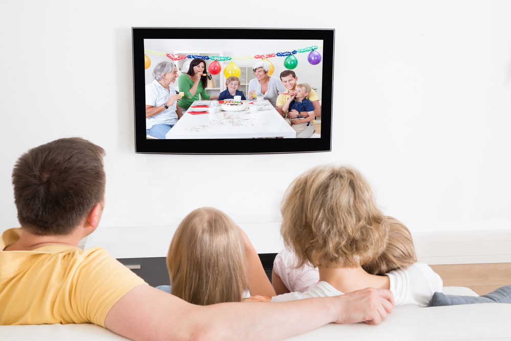 happy-family-watching-TV