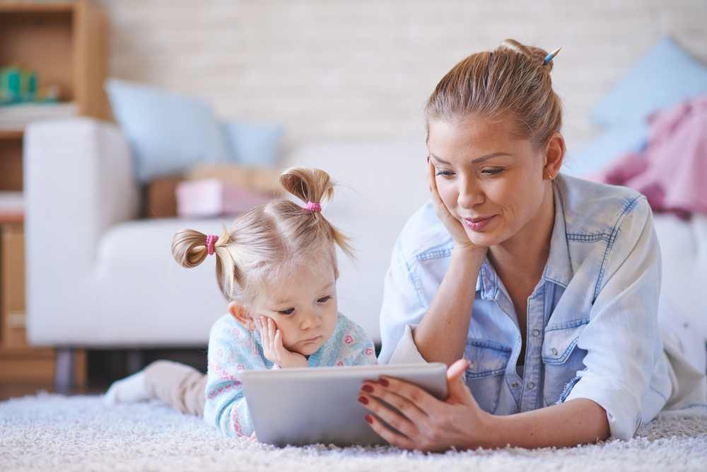 interactive-reading-mom-girl-tablet