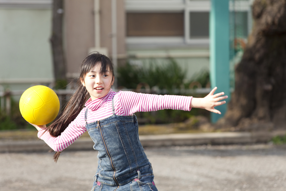 japanese-girl-playing-dodgeball