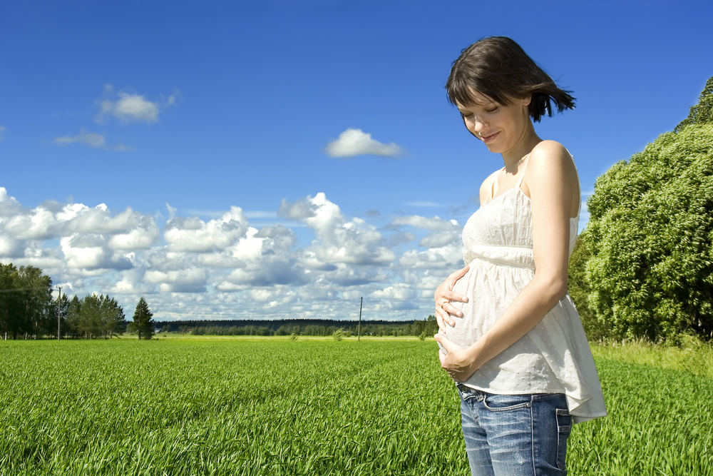 pregnant-woman-in-the-field