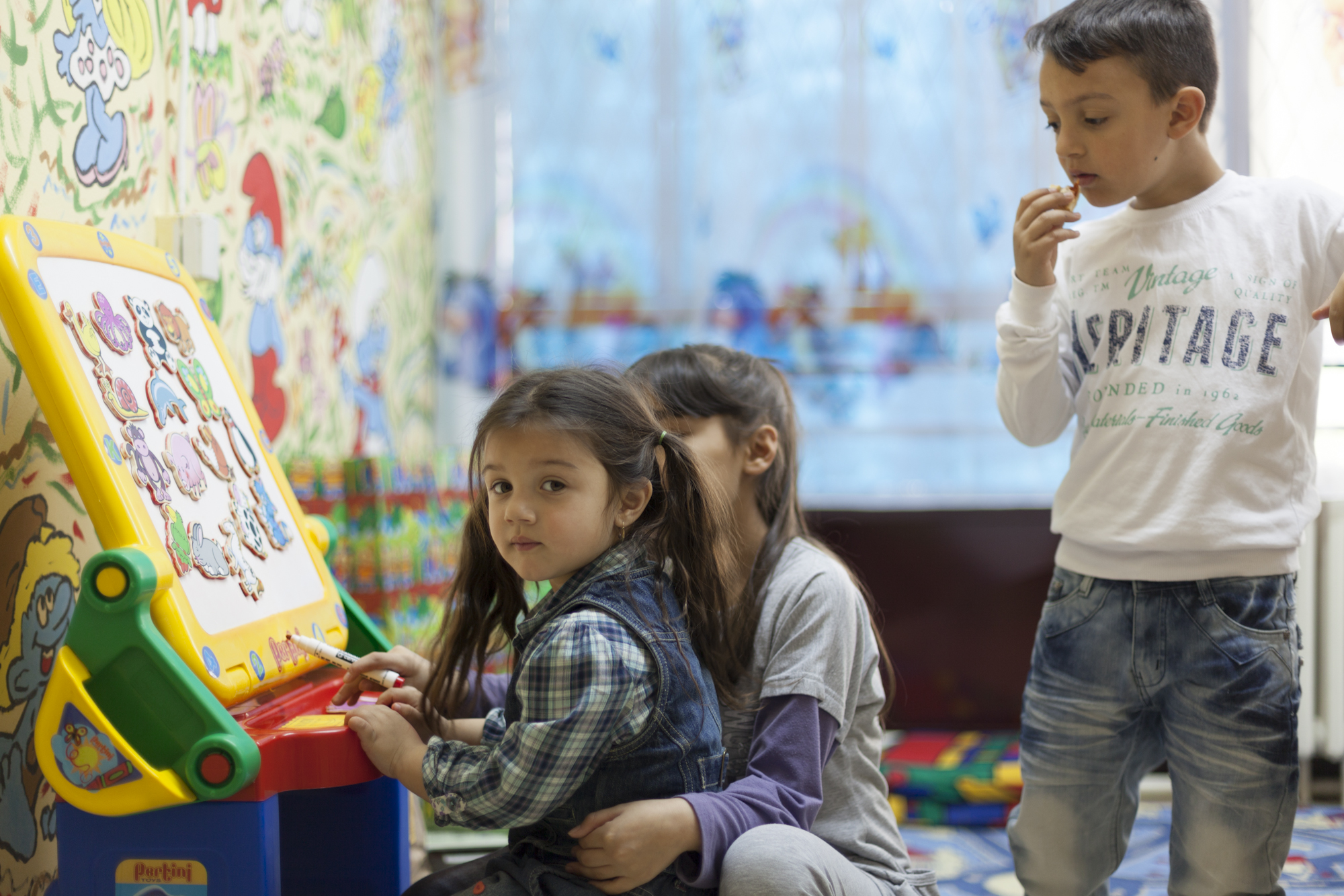 rganizacija Romanipen radi sa romskom populacijom i trudi da stvori prilike da se romska deca što više uključe u društvo. Jedan od njihovih projekata, koji je i nama bio zanimljiv, bila je Biblioteka igračaka u Kragujevcu. Tu biblioteku zamislili su kao mesto opremljeno najrazličitijim igračkama i edukativnim materijalima gde roditelji mogu da dovedu svoju decu da se druže i uživaju.