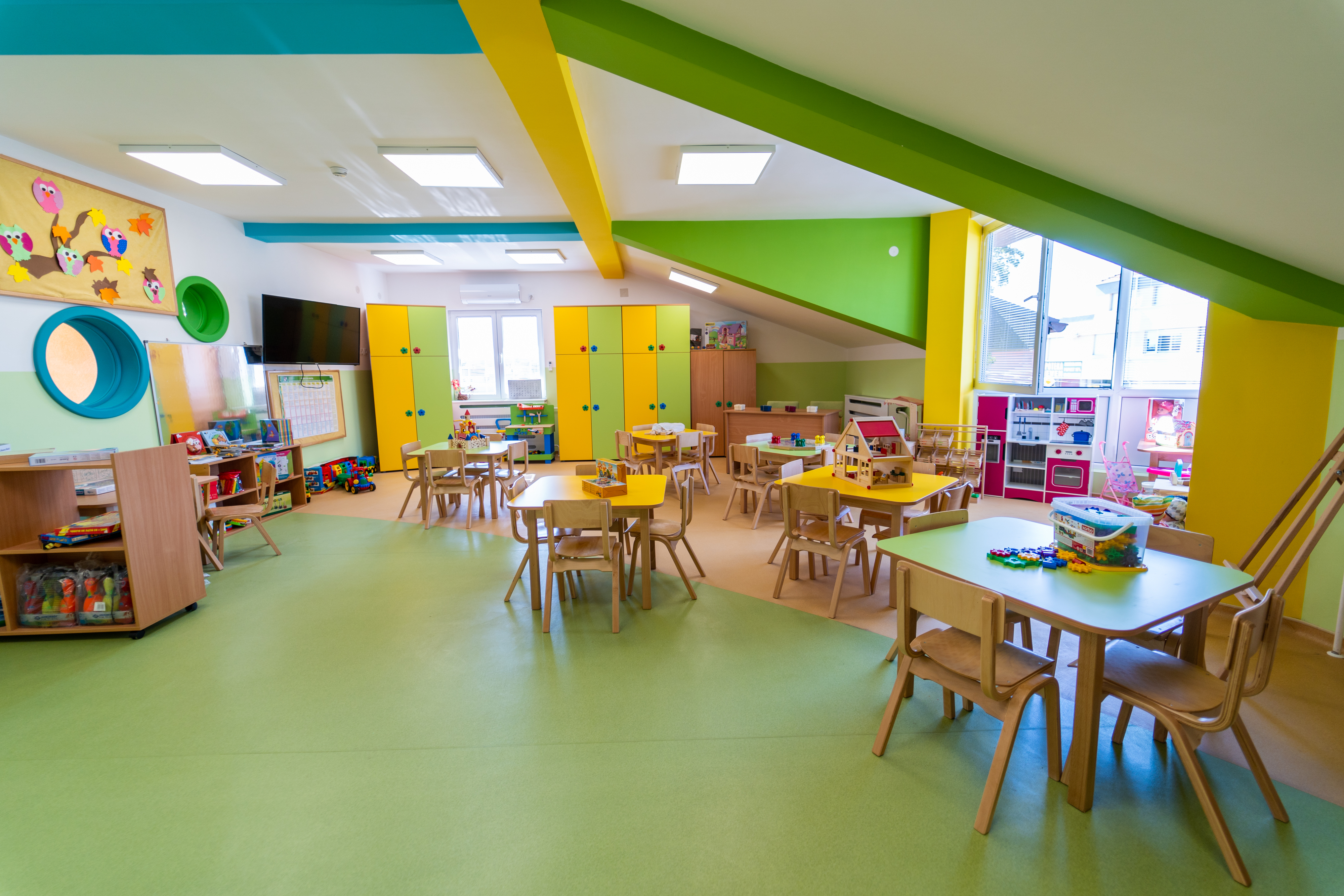 Naša fondacija je obnovila i opremanila dodatnih 420 m2 radnog prostora koji pripadaju predškolskoj ustanovi „Dečja radost“ u Svilajncu. 