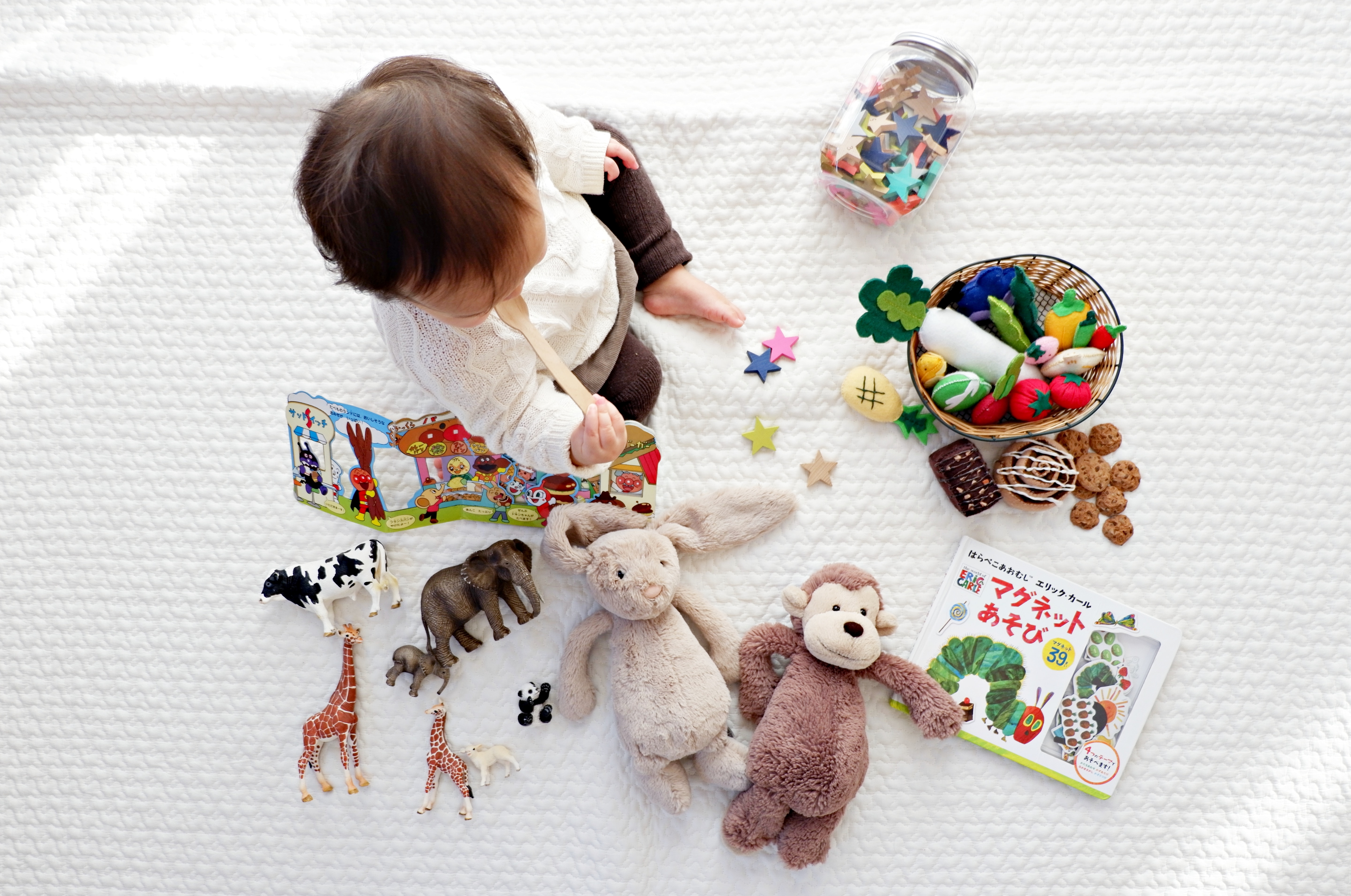 From the earliest age, babies look at their own reflection and get insight into themselves and their environment. It is also important to place the baby on its stomach at that time because this has a positive impact on their later development as well.