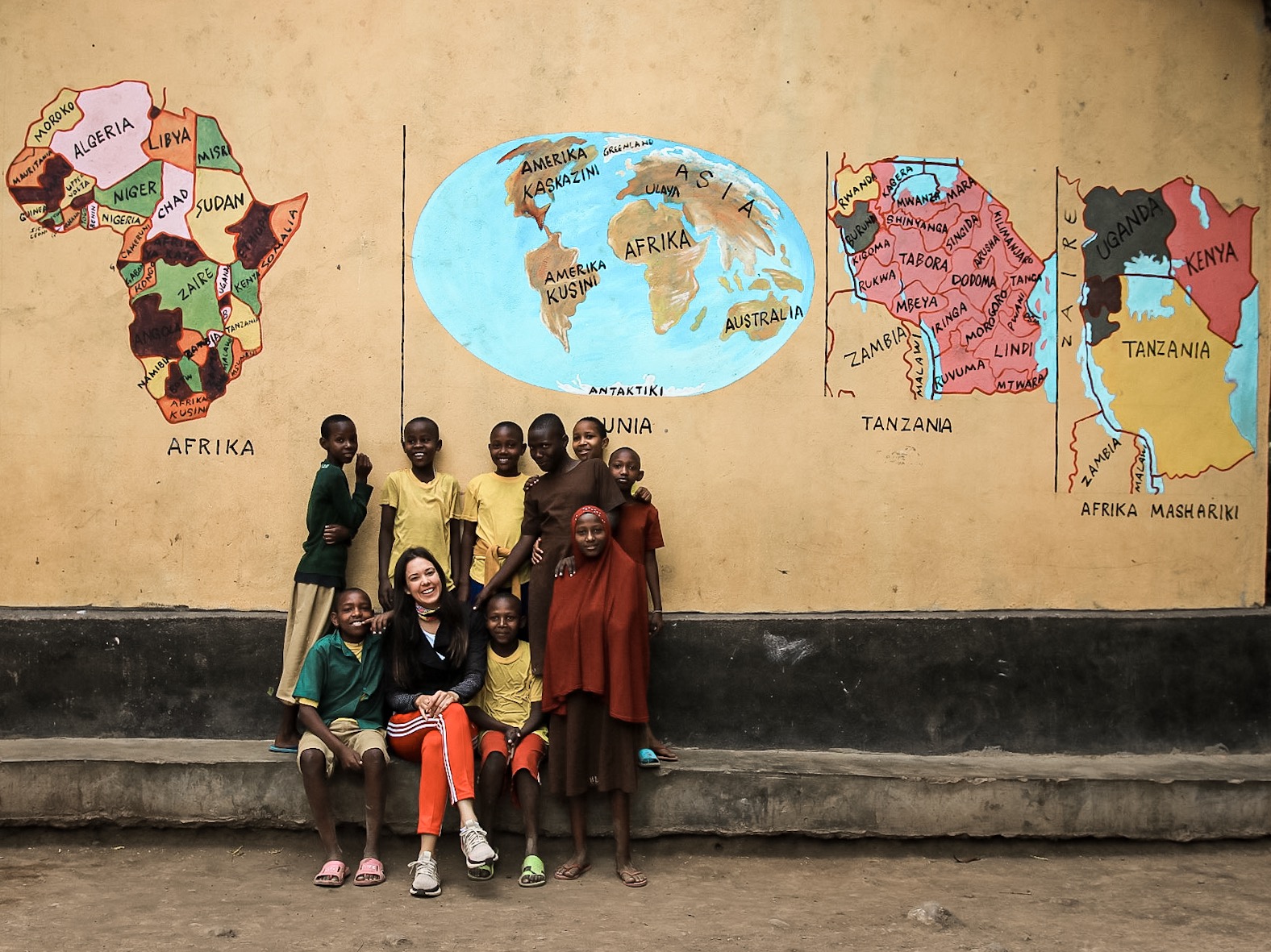 Dijana Kocić sa njenim učenicima u Tanzaniji: "Novcem možemo kupiti stvari i iskustva, ali ono što nam hrani dušu i čini da se osećamo bliski i povezani jedni sa drugima, je kada delimo i radimo stvari zajedno."