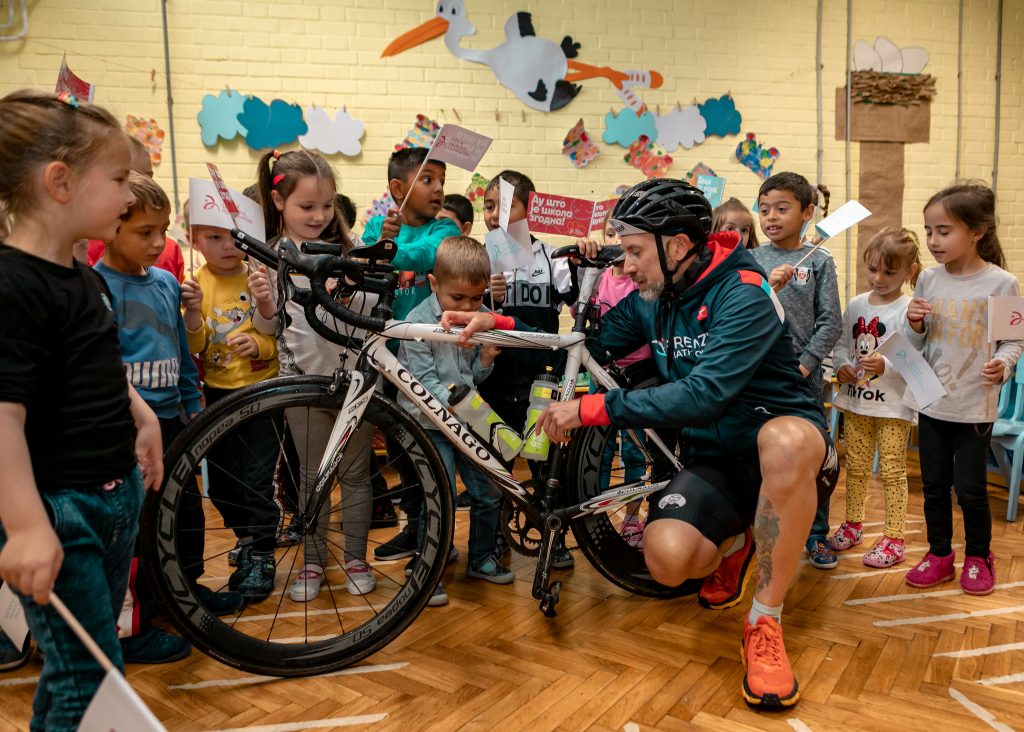 Wolfango je posetio i decu u Vajskoj koja su uživala u istraživanju njegovog bicikla. 