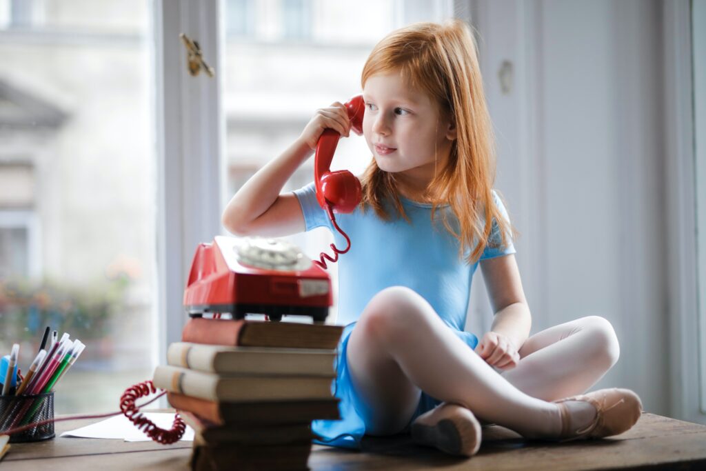 Dok su mala, deca uče kako da komuniciraju oponašajući svoje roditelje. 