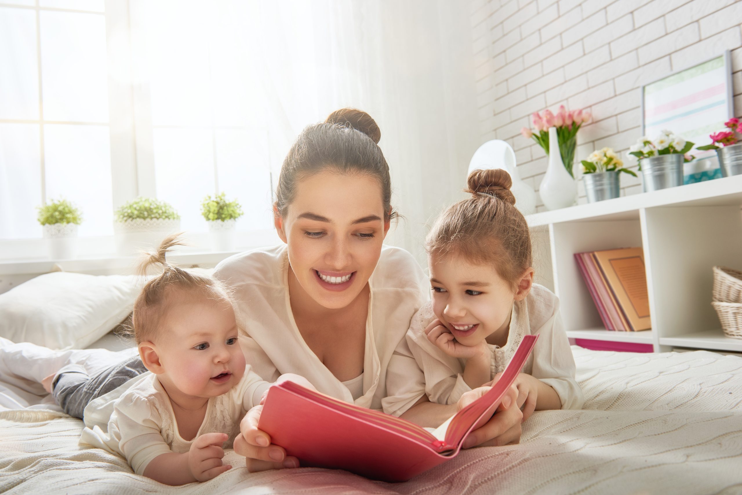Молодая мама читать. Счастливая мама с ребенком. Женщина с ребенком. Мама с двумя детьми. Красивая мама с ребенком.