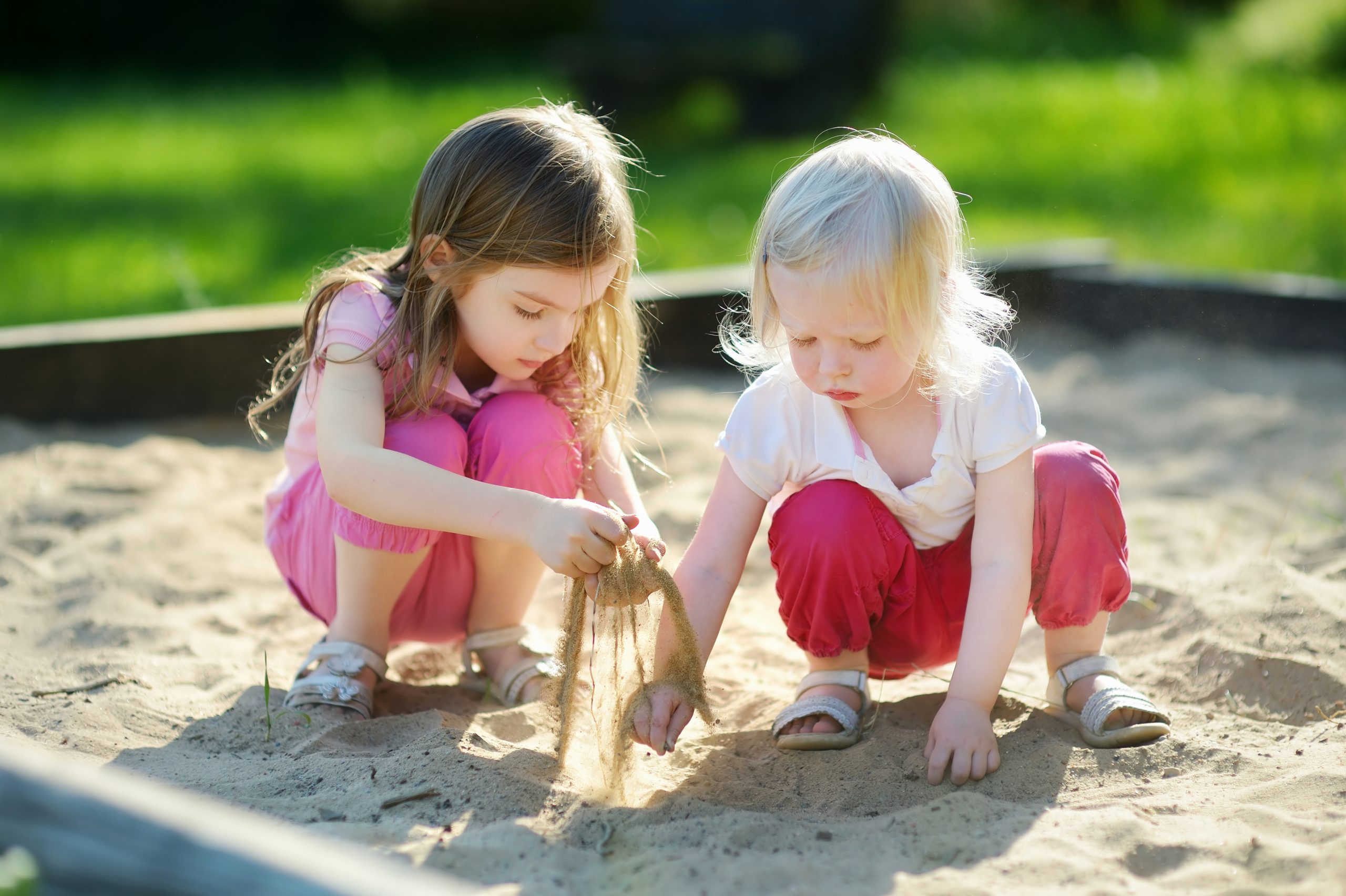 Детки играют с кисками. Девочка в песочнице. Дети играют. Играющие дети. Дети на детской площадке.